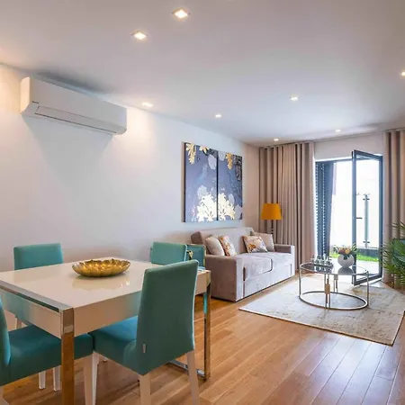 Modern 2 Bedroom Flat In Condo With Swimming Pool *